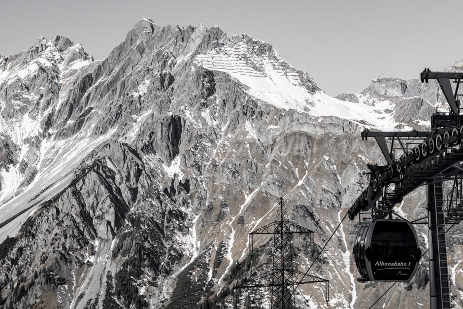Stunning winter view of the Alps with a cable car traversing snowy peaks in Österreich.