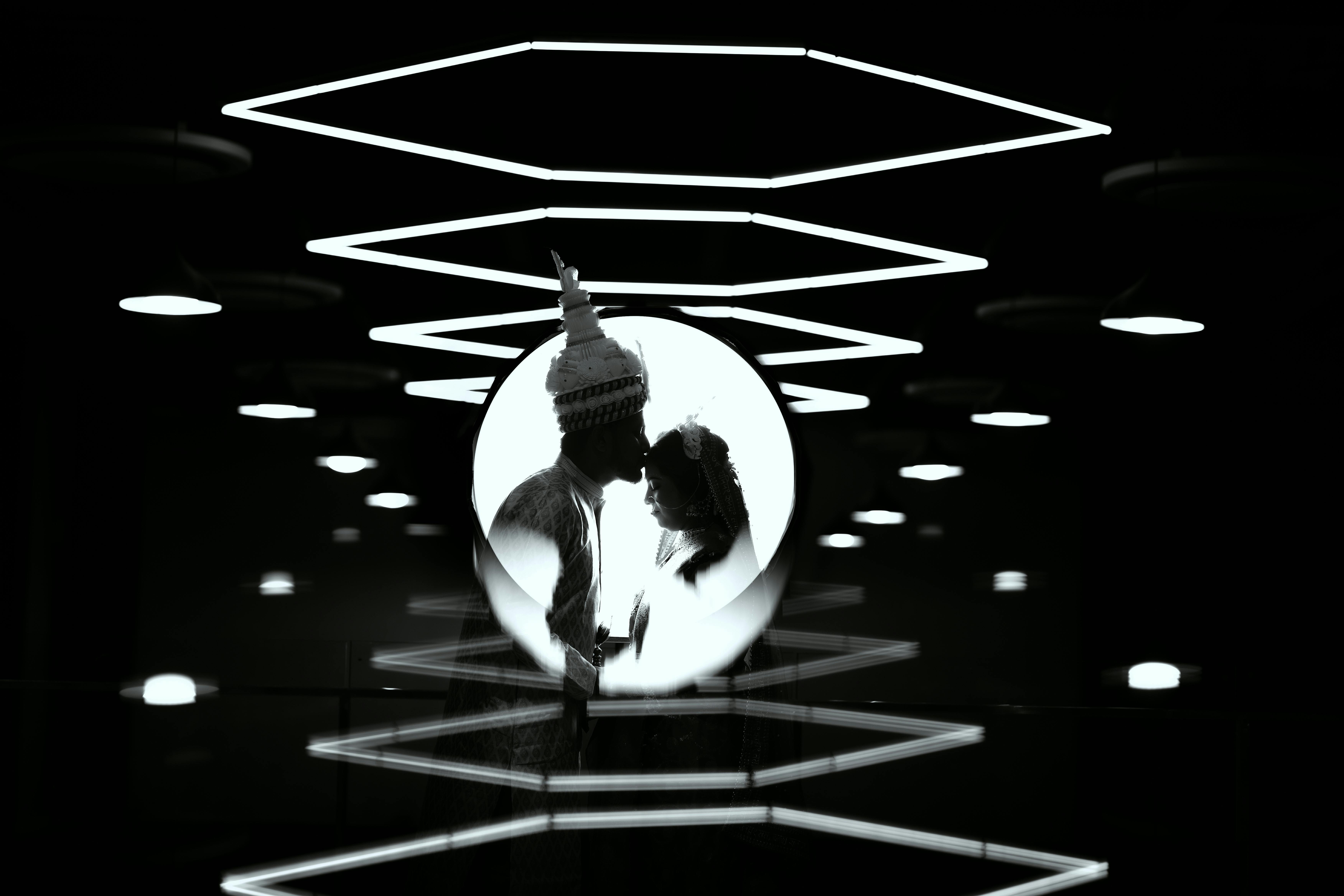 Gratuit Silueta unui cuplu îndrăgostit reflectată în modele geometrice abstracte cu o notă artistică modernă. Fotografie de stoc