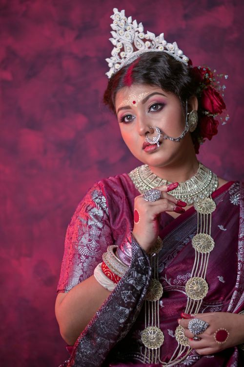 Free Beautiful portrait of a woman in traditional Indian attire, adorned with jewelry. Stock Photo