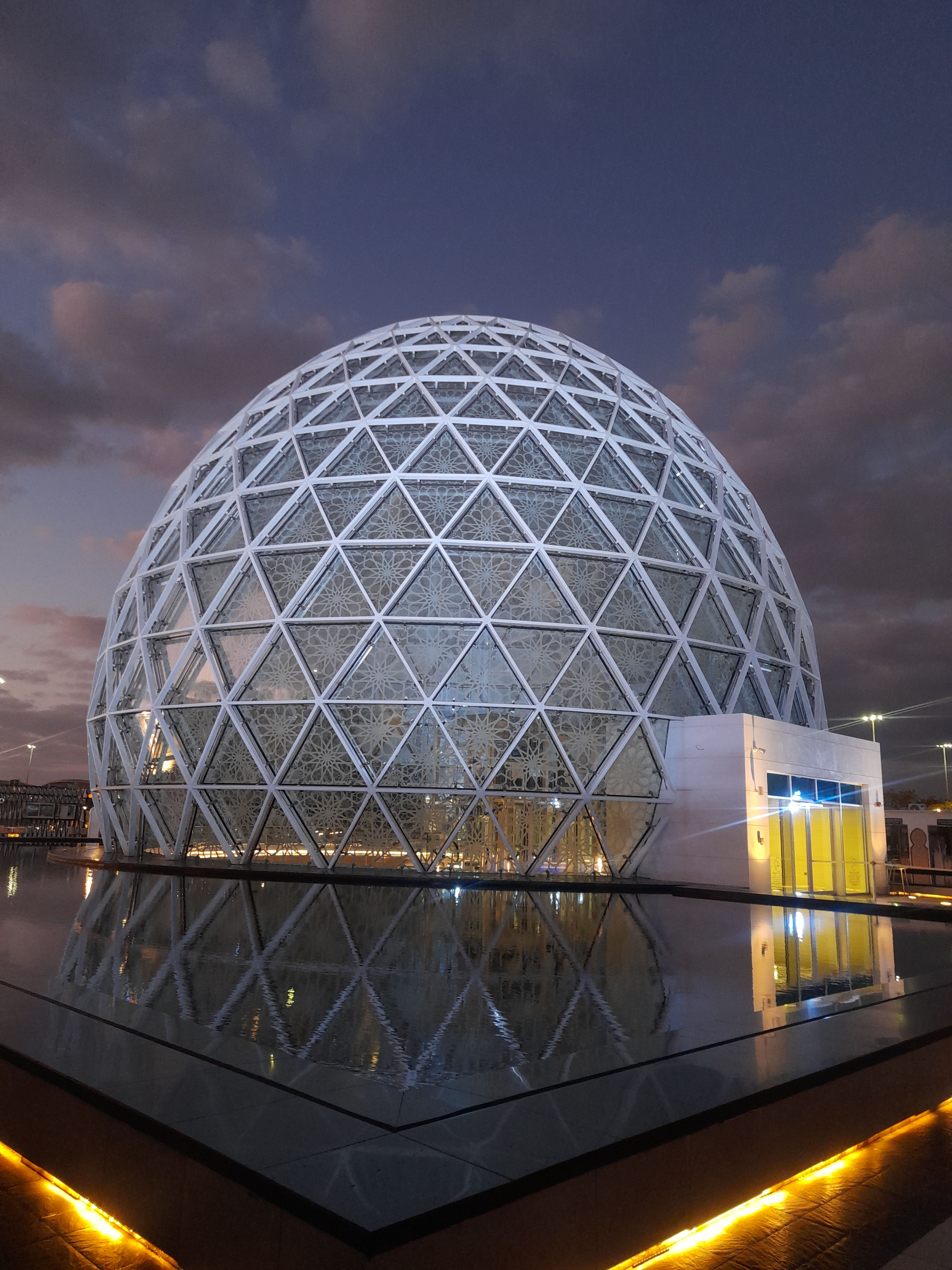 Dome Reflection at Dusk in Abu Dhabi · Free Stock Photo