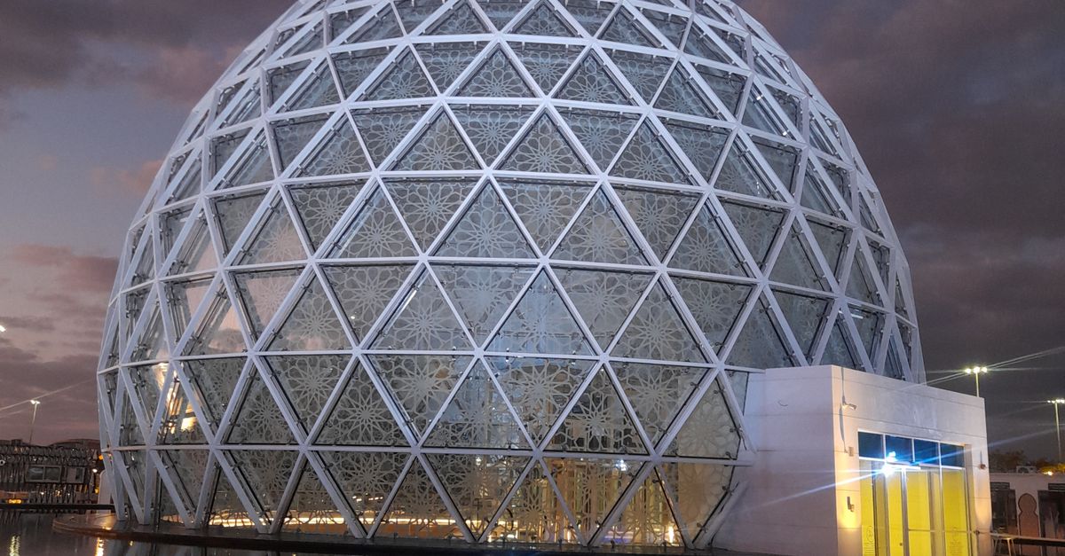 Dome Reflection Dome Reflection at Dusk in Abu Dhabi · Free Stock Photo