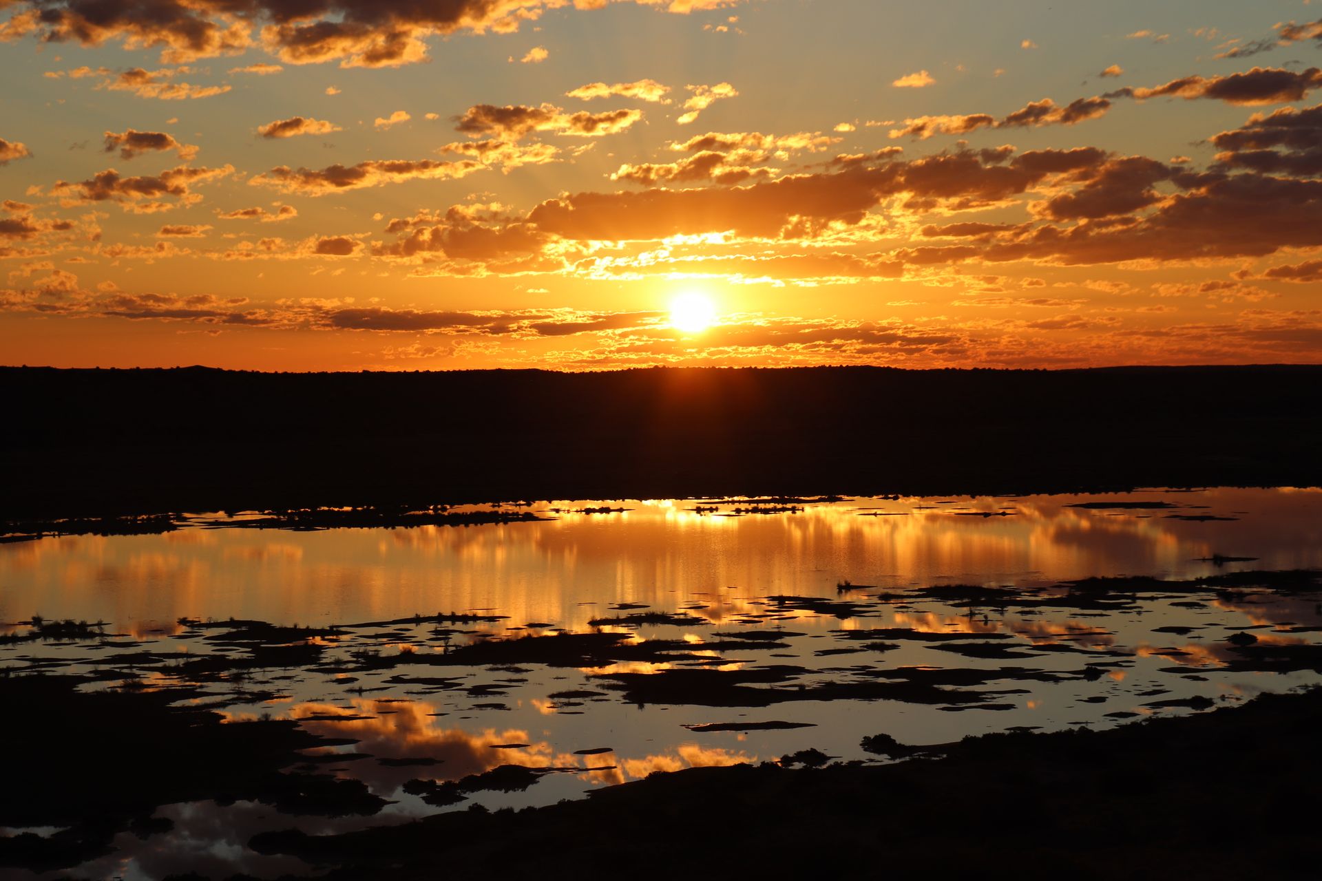 Outback australien aux terres rouges au coucher du soleil