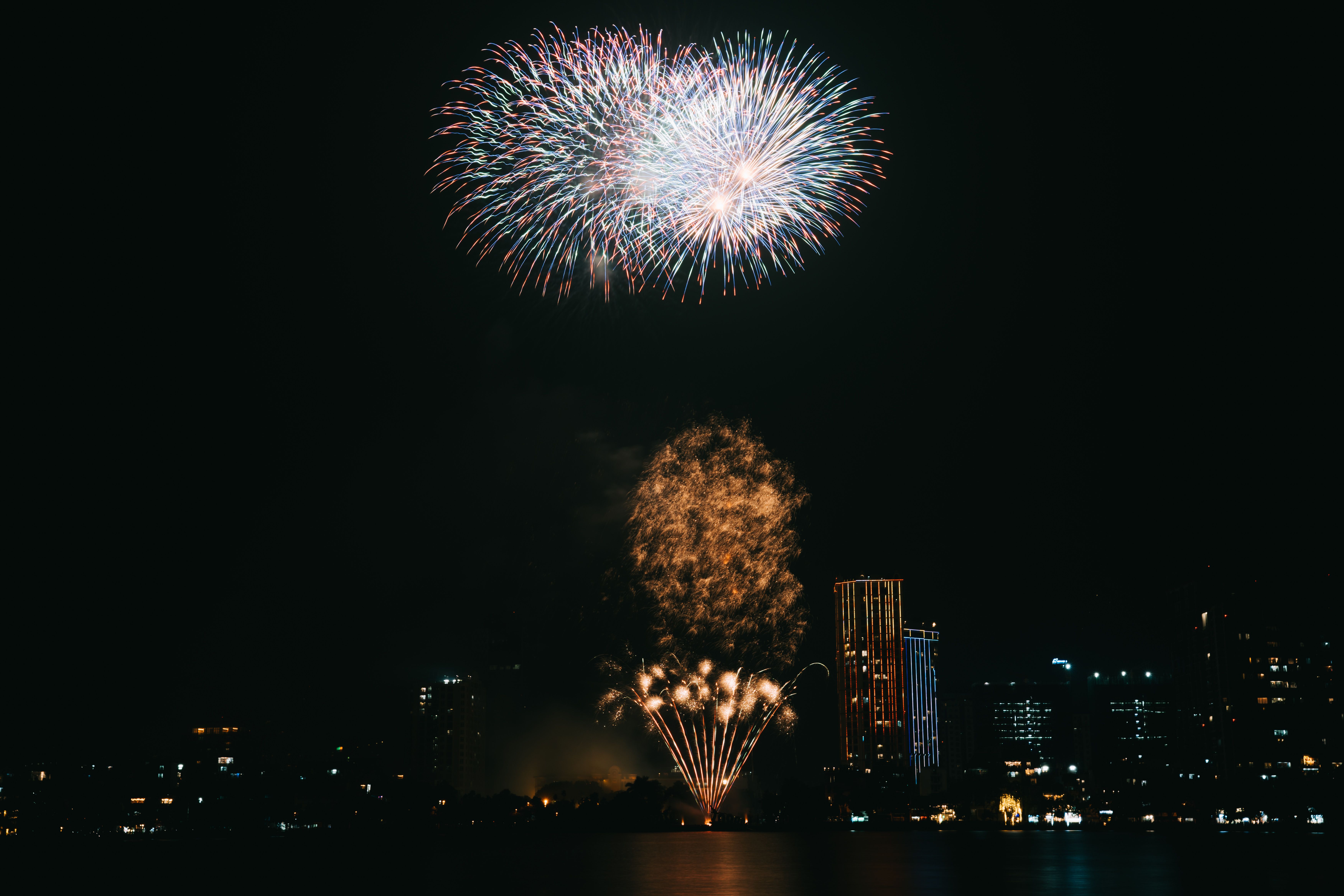 Spectacular Nighttime Fireworks Display · Free Stock Photo
