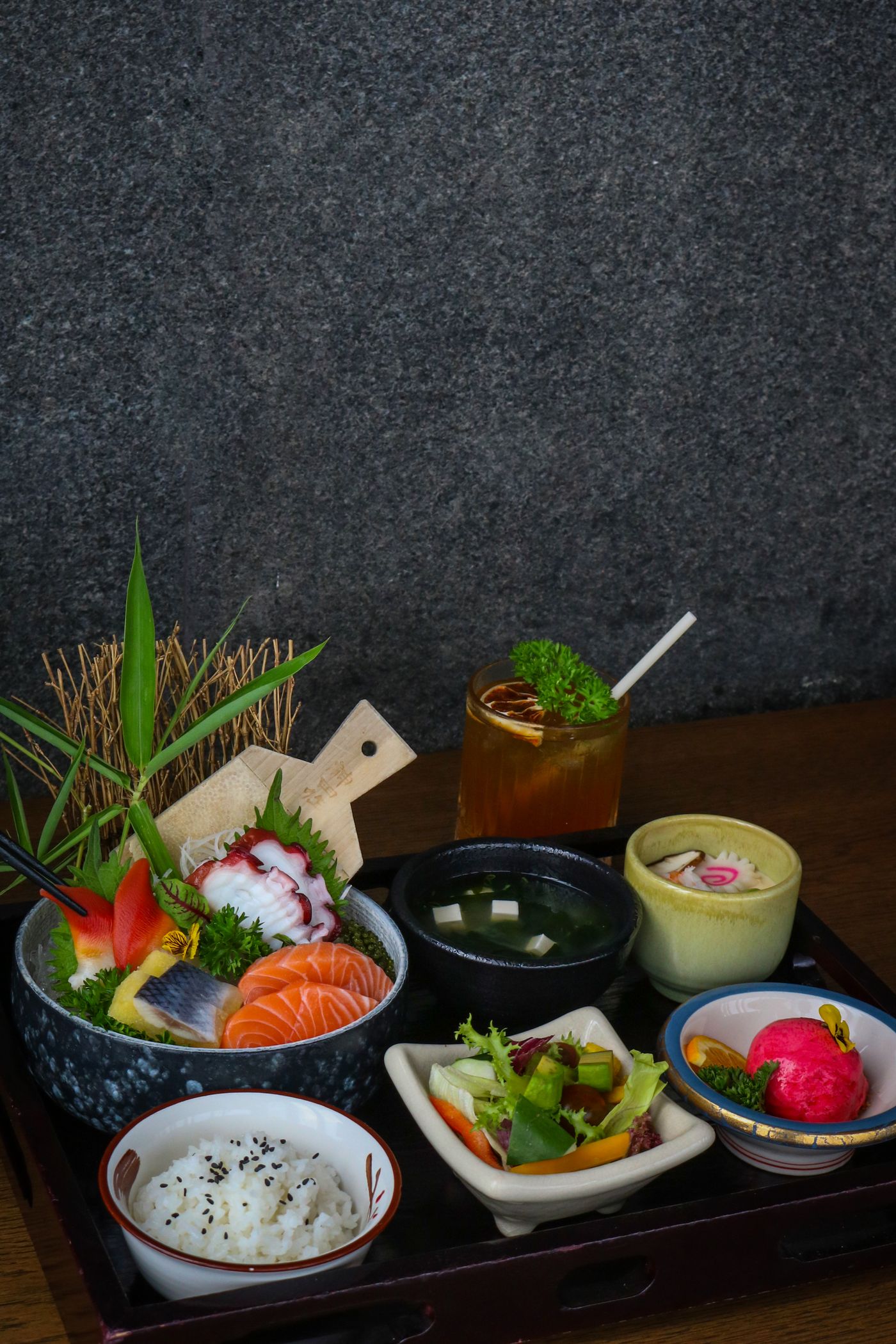 ご飯と刺身、小鉢が並ぶ和食のお膳。ふるさと納税の時短ごはんのイメージ