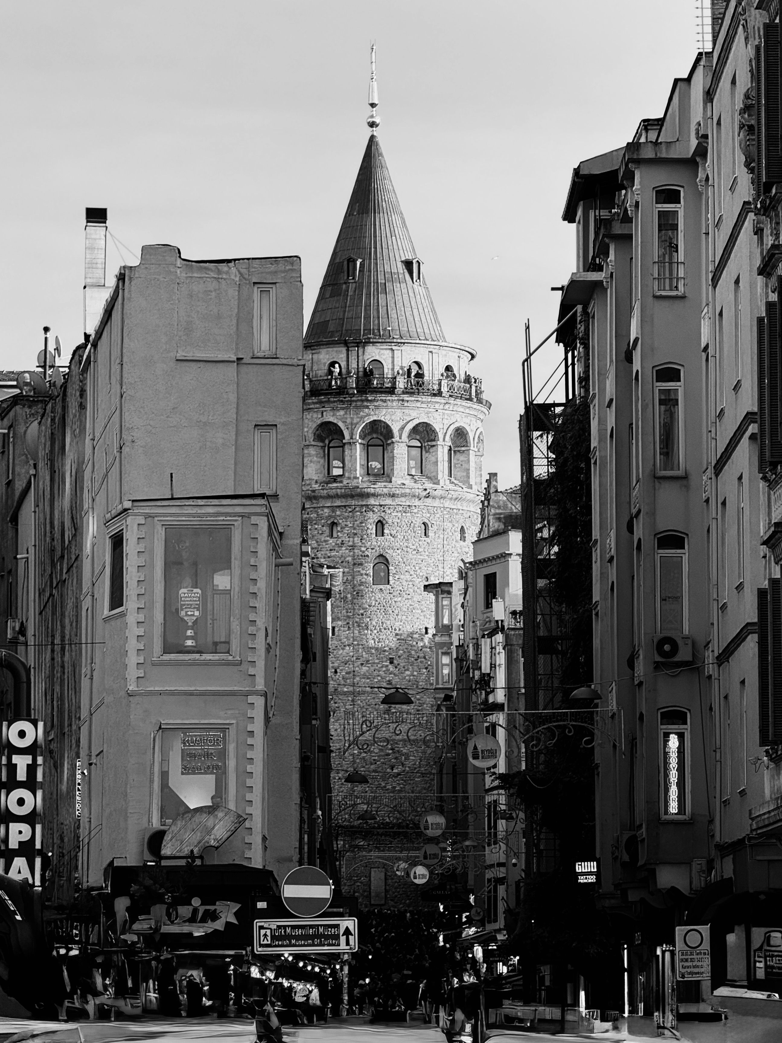 Gratis En monokrom gadeudsigt over det historiske Galatatårn omgivet af bygninger i Istanbul. Lagerfoto