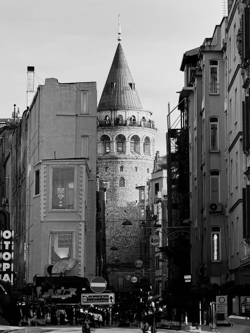 Gratis En monokrom gadeudsigt over det historiske Galatatårn omgivet af bygninger i Istanbul. Lagerfoto