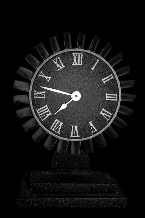 黑色表面上的圆形黑色木制模拟表时钟