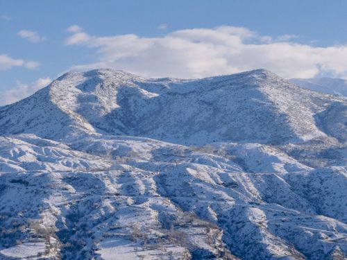 Free A serene view of snow-covered mountains under a clear blue sky in Palu, Elazığ, Türkiye. Stock Photo