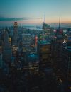 纽约市黄昏时的天际线，展现出标志性摩天大楼与城市灯光的壮丽景色