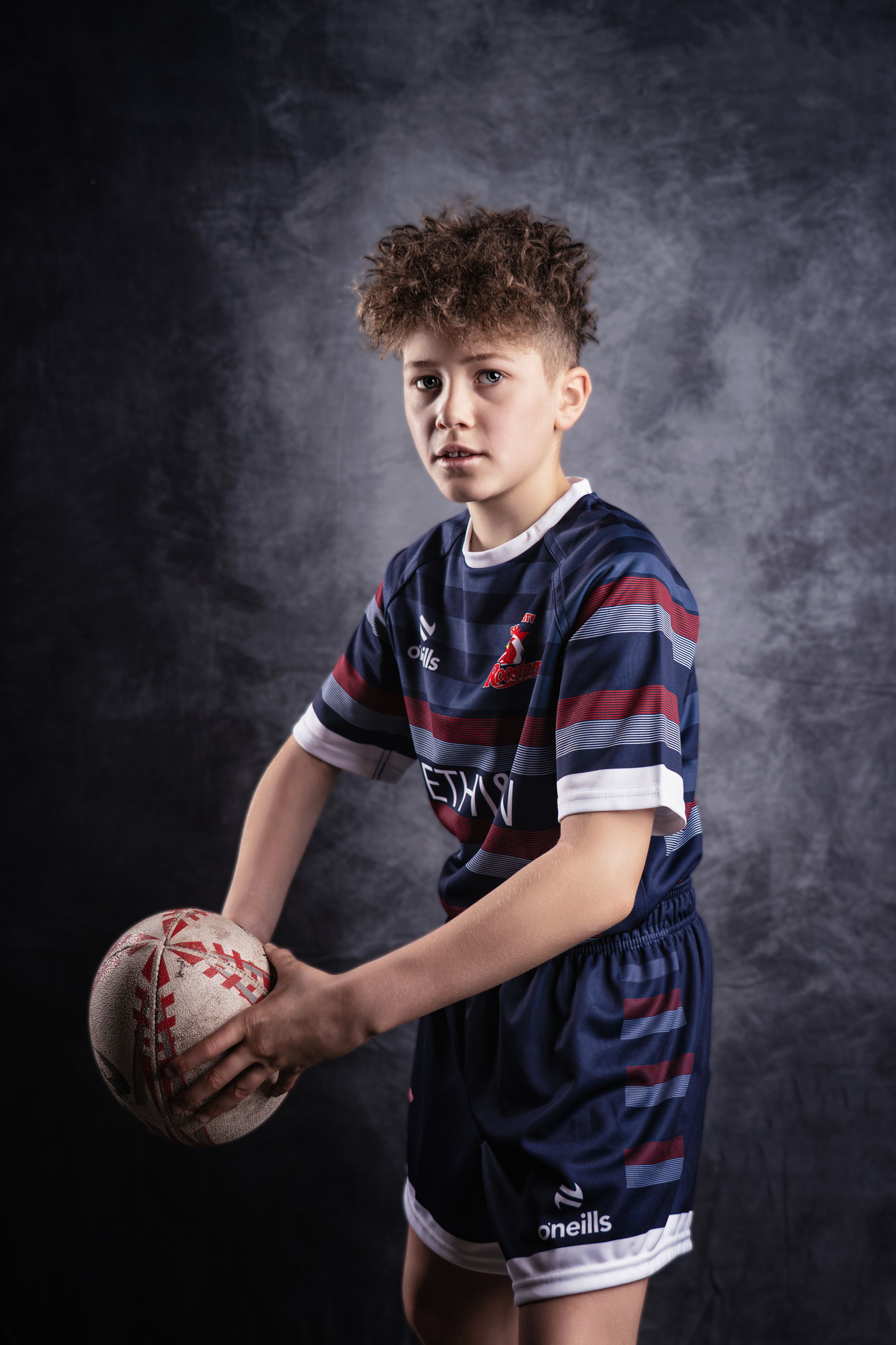 Retrato De Un Joven Jugador De Rugby En Uniforme · Foto de stock gratuita