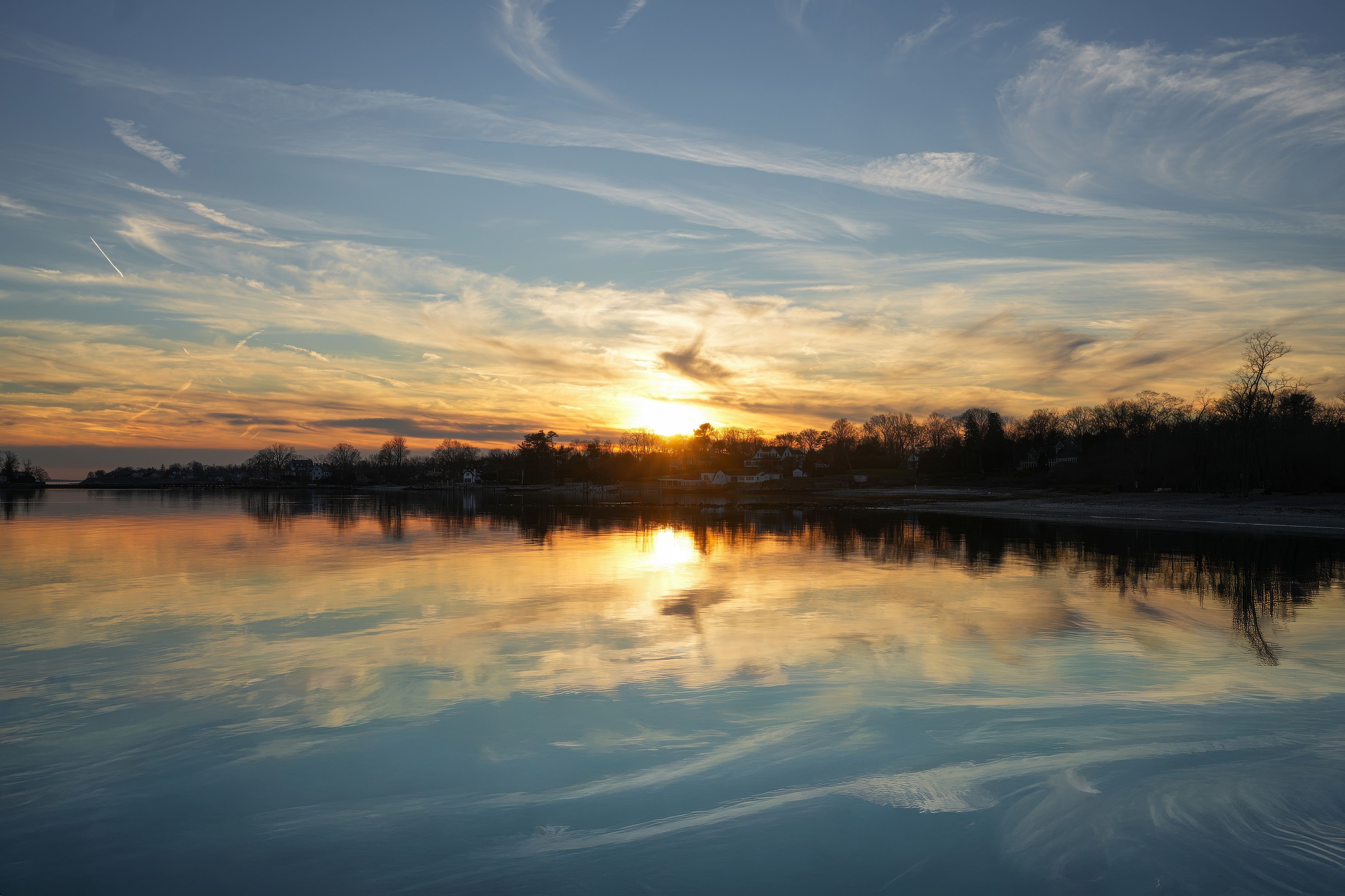 Serene sunset over tranquil lake with reflections · Free Stock Photo