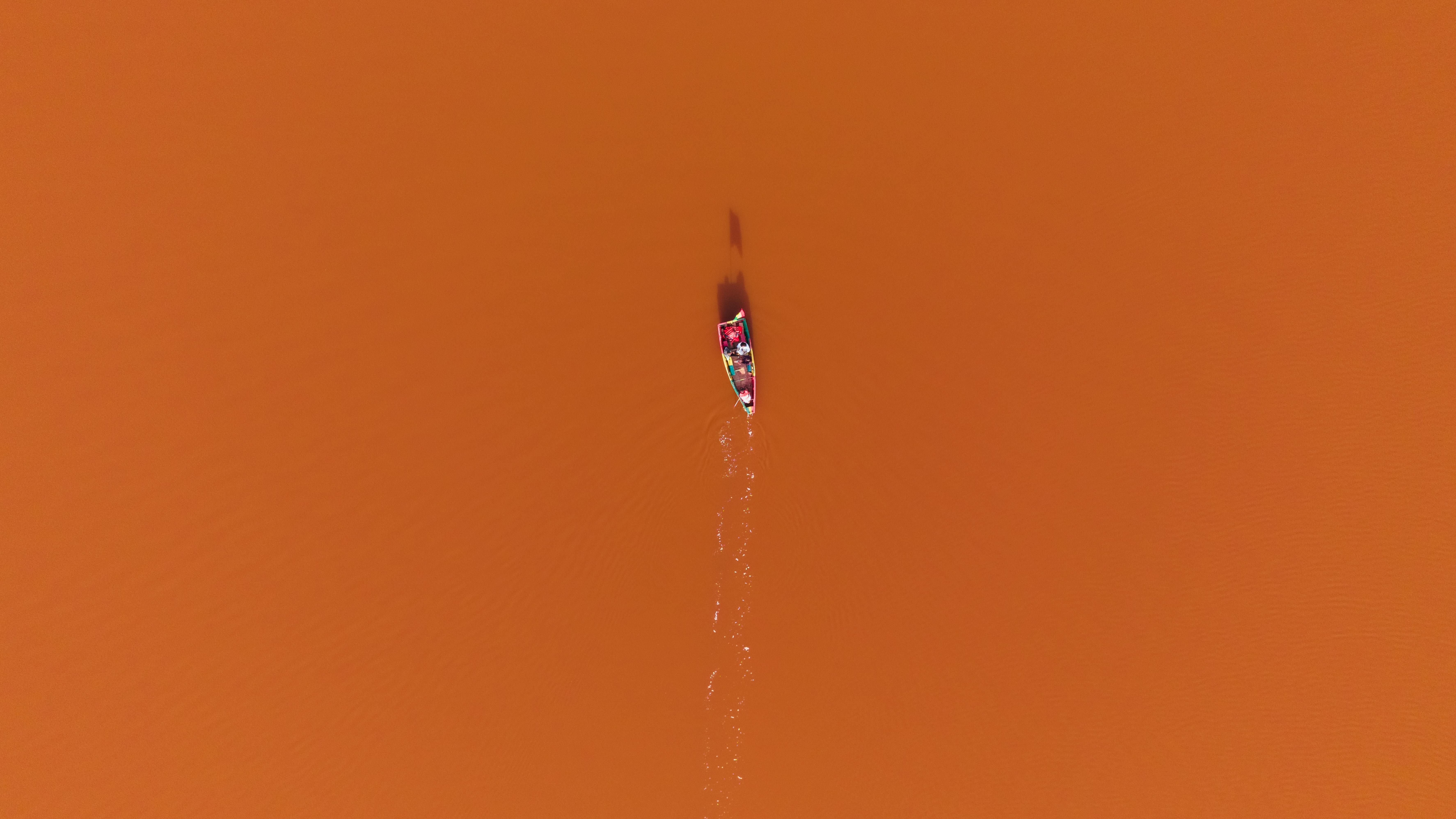 Gratuit Filmare cu drona a unei canoe colorate navigând pe apele portocalii ale lacului Retba, Senegal. Fotografie de stoc