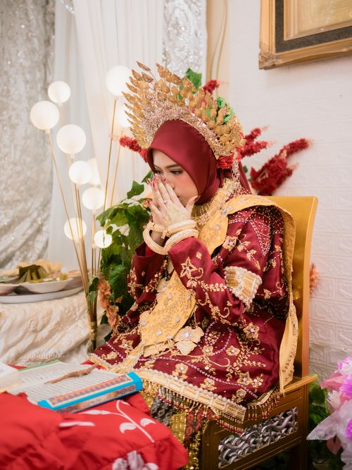 Free A bride in ornate traditional attire during a sacred ceremony in Kendari, Indonesia. Stock Photo