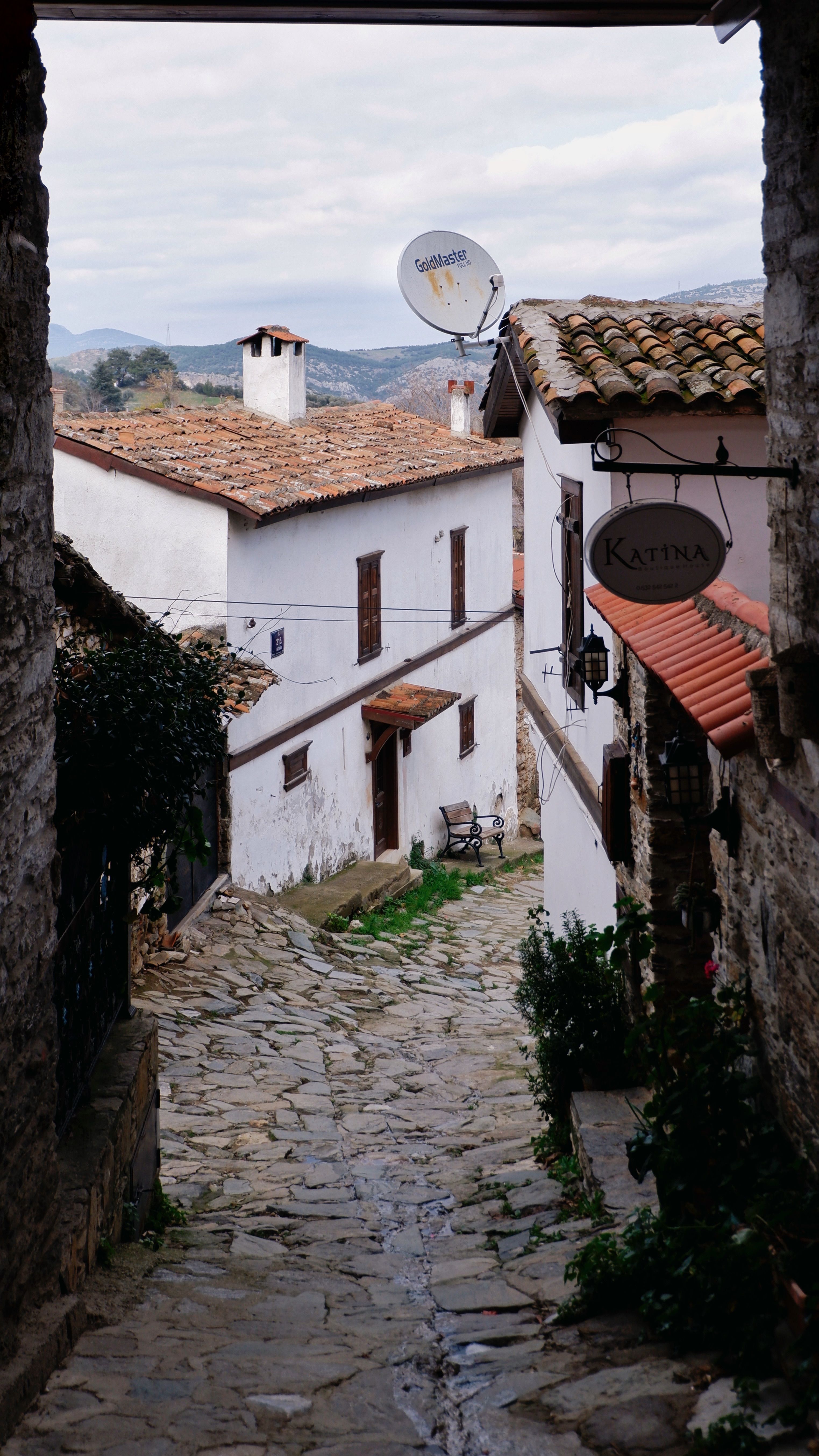 Charming Cobblestone Street in a Quaint Village · Free Stock Photo