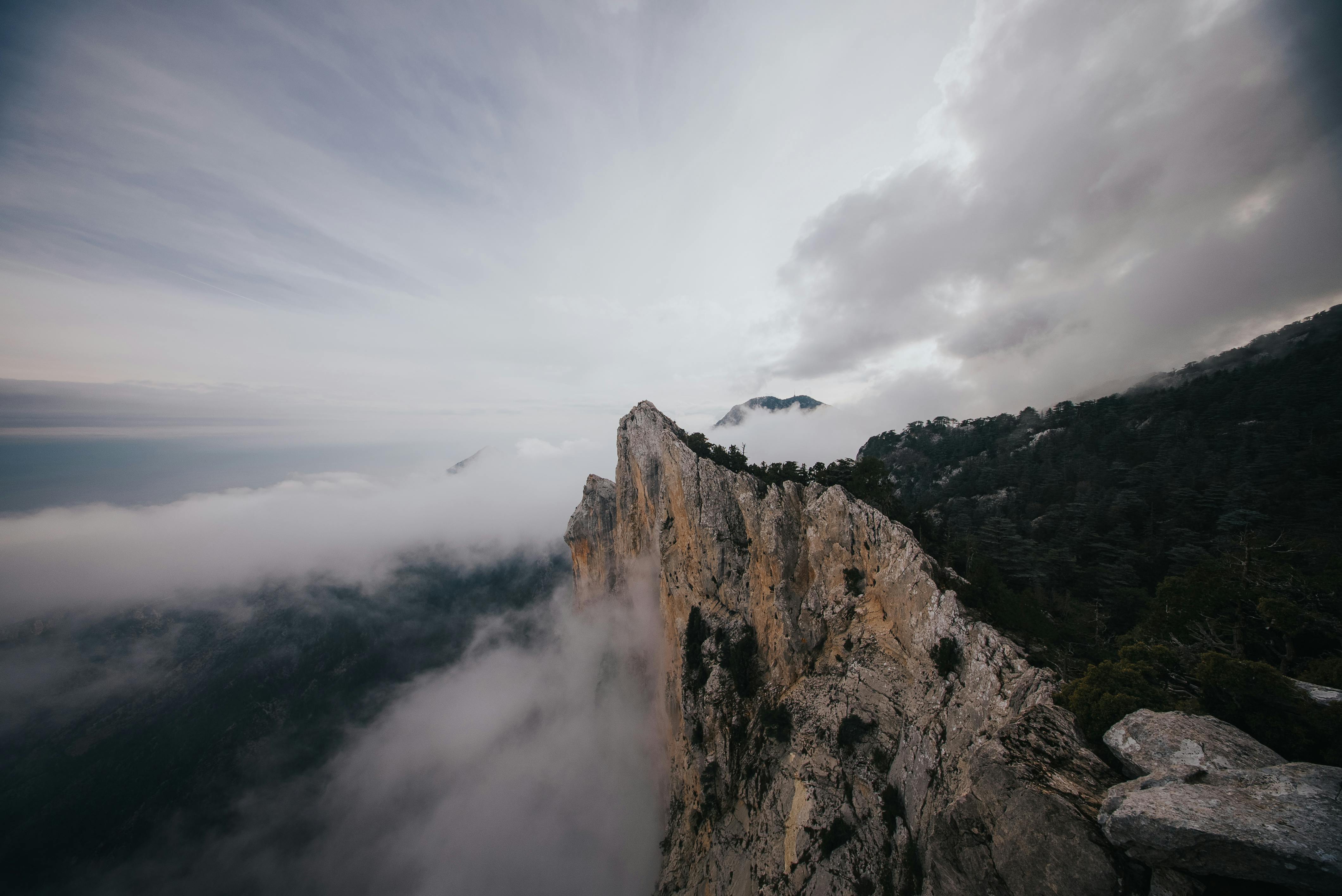 Vârf de munte țuguiat în condiții de ceață