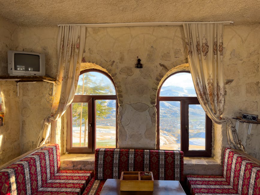 Zasłony blackout i firana rozpraszająca światło w jasnym salonie z tapczanem