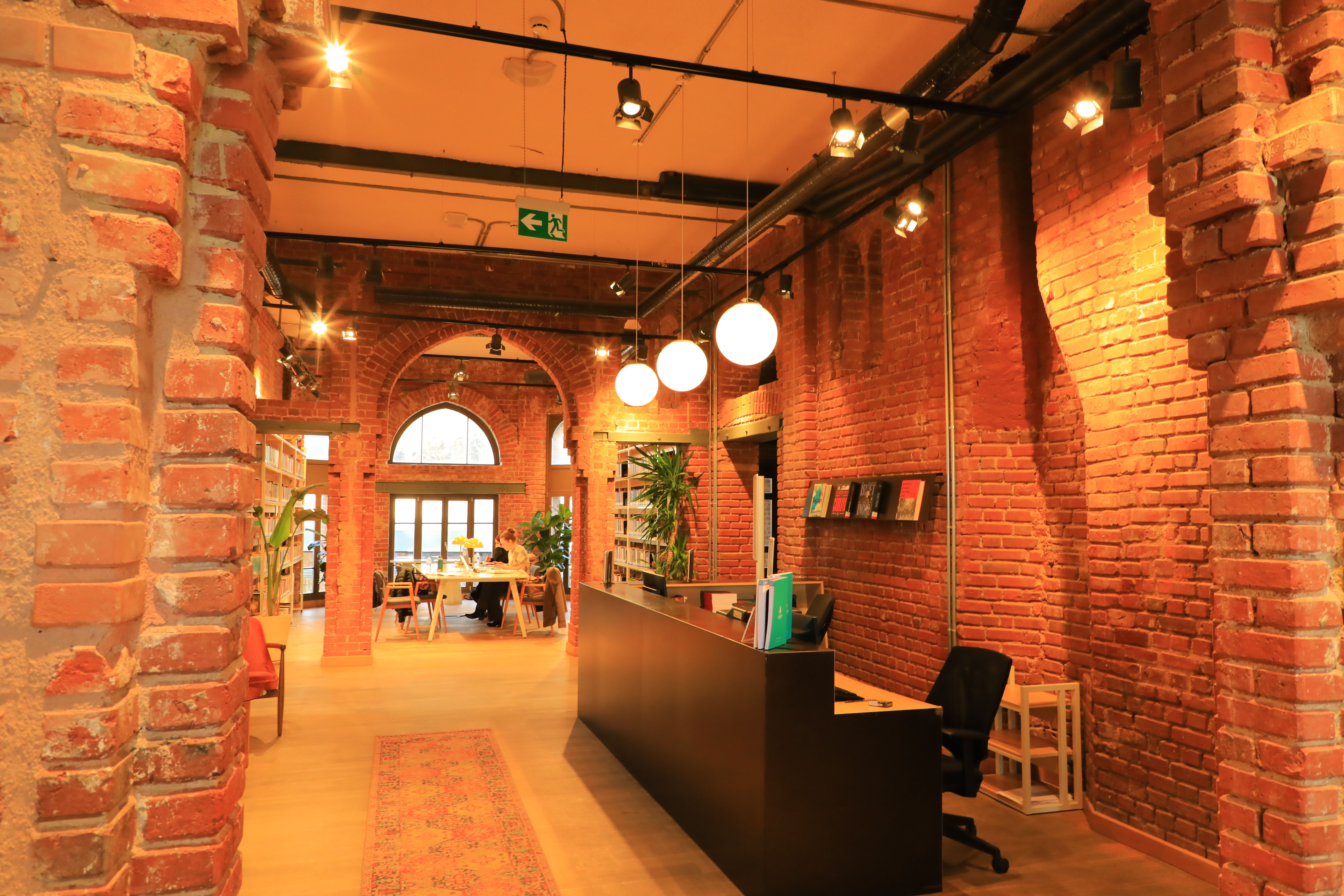 Cozy Library Interior with Brick Walls in Istanbul · Free Stock Photo