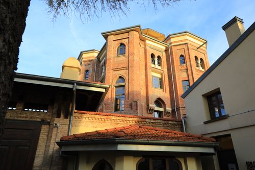 Free A stunning view of a historical red brick building in Istanbul under a clear blue sky. Stock Photo