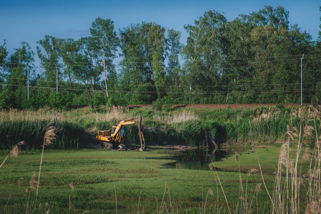 Engin de terrassement sur un chantier rural près d'Aire-sur-l'Adour