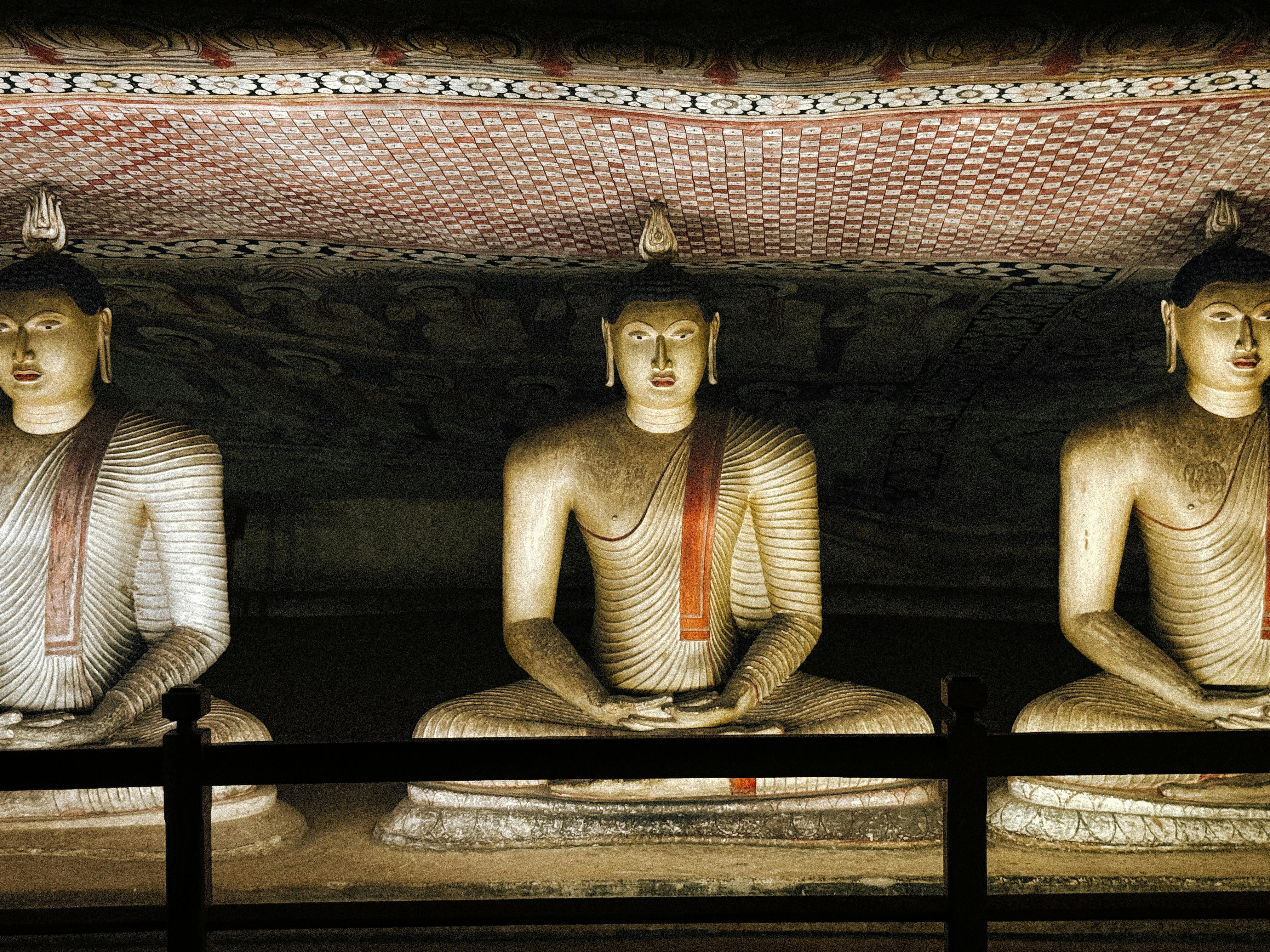 Illuminated Buddha statues in the ancient Dambulla Cave Temple, a UNESCO World Heritage Site in Sri Lanka. - ¿Dónde dormir en Dambulla?