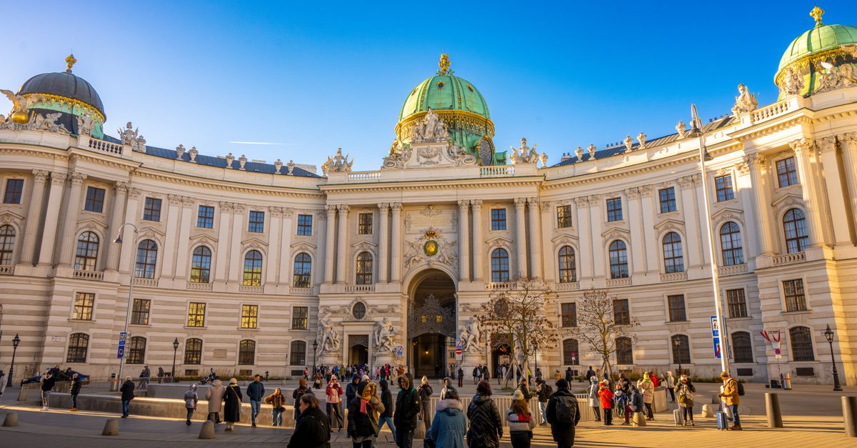 Viajera consultando el movil con una eSIM de Austria frente a un palacio de Viena