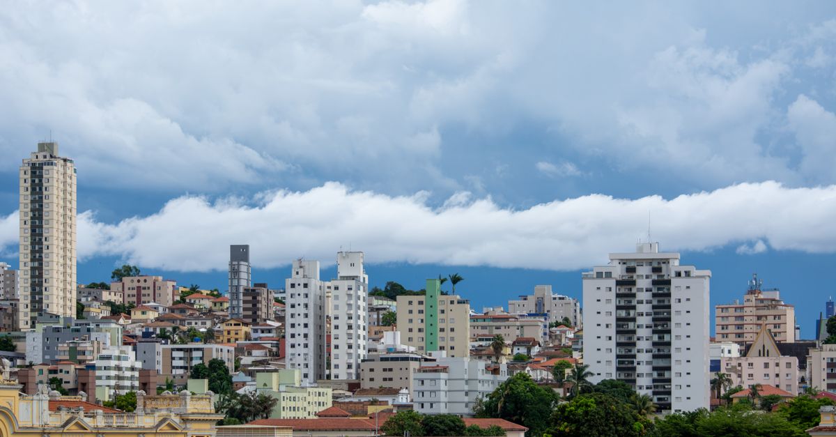 Vista panorâmica do skyline de Belo Horizonte com arranha-céus modernos sob céu claro
