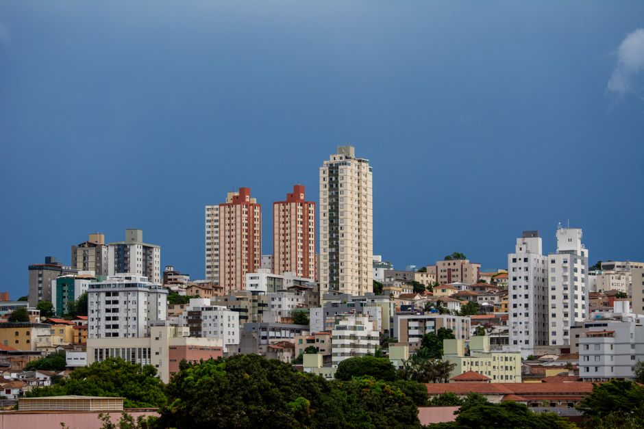 Modern skyline of Belo Horizonte with towering high-rise buildings under a clear blue sky.