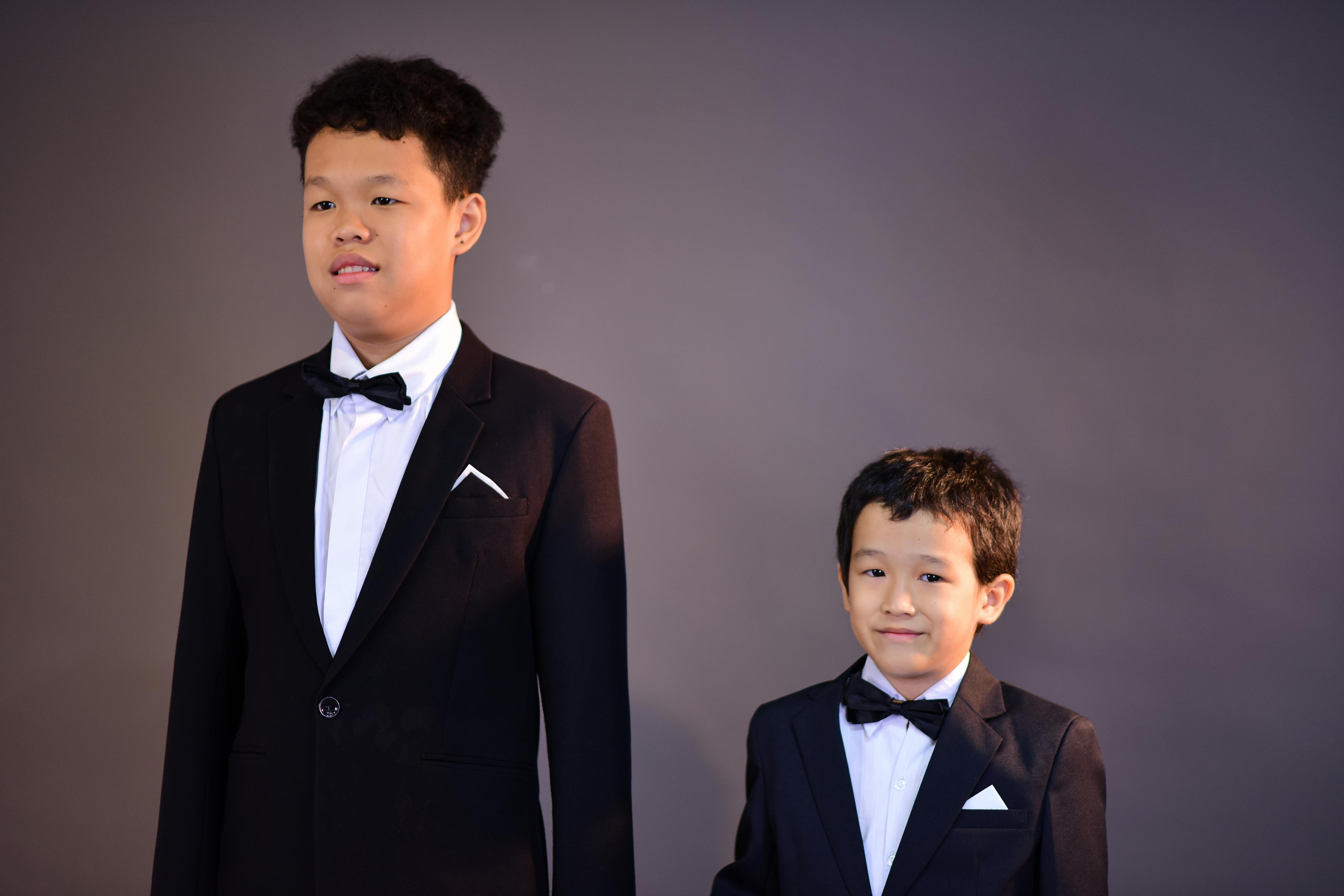 Zadarmo Fotobanka s bezplatnými fotkami na tému biela blúzka, chlapci, čierny oblek Fotka z fotobanky