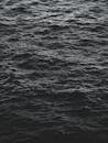 黑暗的鸟瞰图，纹理的海浪，提供一个喜怒无常，抽象的背景与丰富的图案