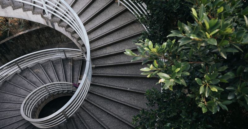 Habillage Escalier : 15 Idées & Prix 2026