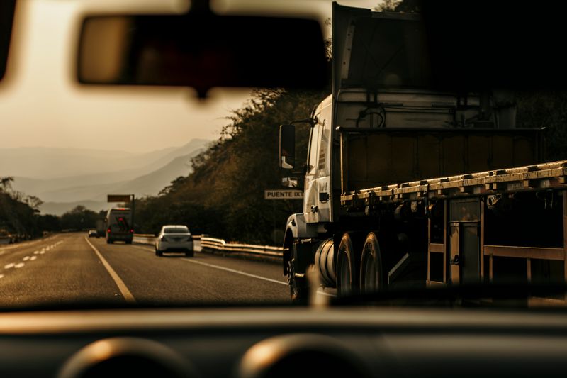 Gandola de carga circulando por autopista