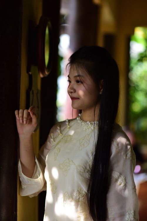 Free Profile of a woman in traditional attire, softly lit in an indoor setting, capturing serene elegance. Stock Photo