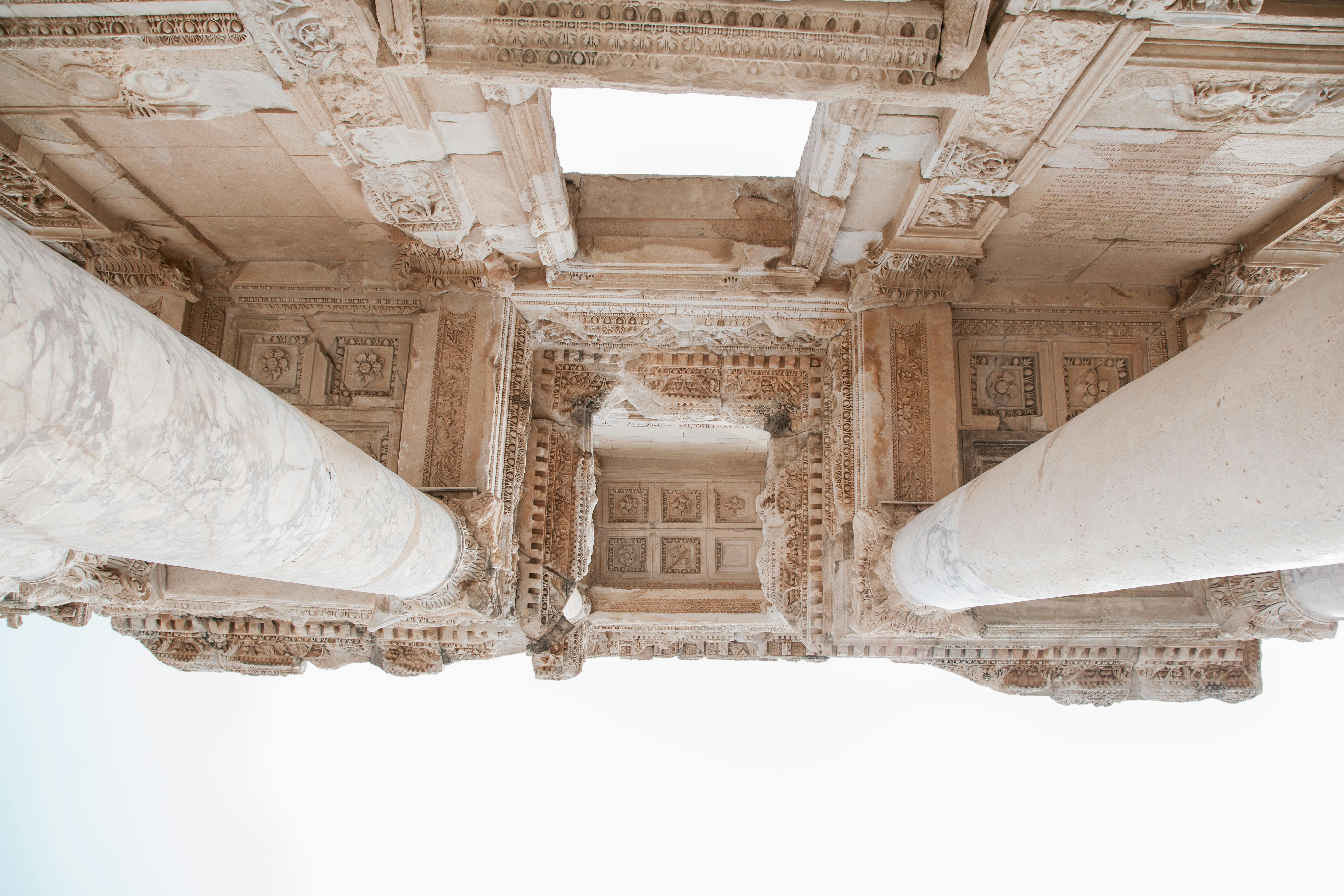 Ilmainen Yksityiskohtainen näkymä arkkitehtonisista pylväistä Celsuksen kirjastossa, Efesoksessa, Turkissa. Kuvapankkikuva