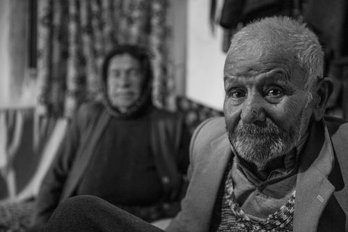 Free Black and white portrait of an elderly couple in a traditional Turkish setting. Stock Photo