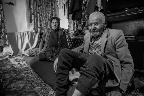 Free Captivating black and white portrait of an elderly couple in a traditional home in Belenardıç, Türkiye. Stock Photo