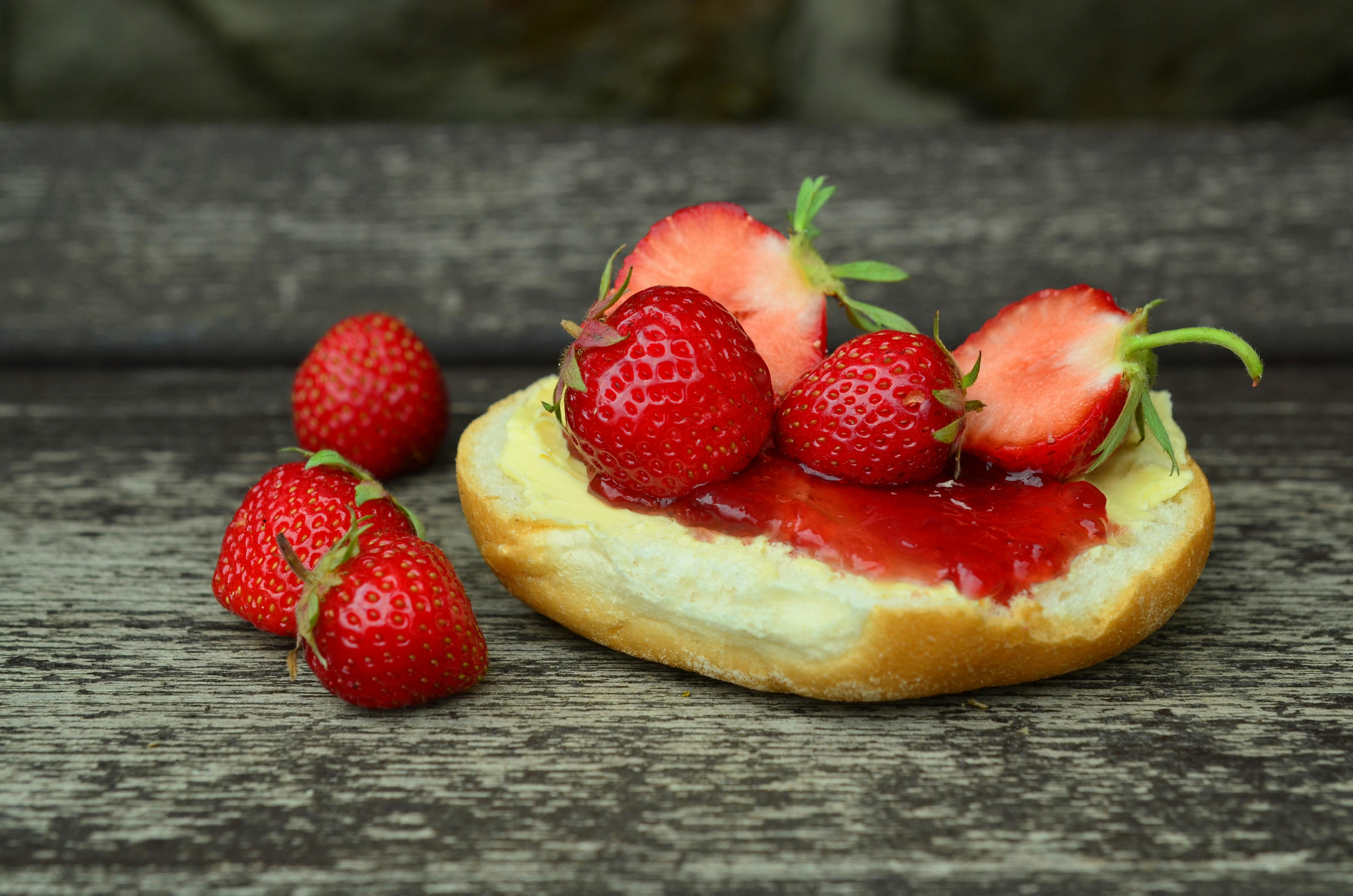 berries, bread covering, breakfast