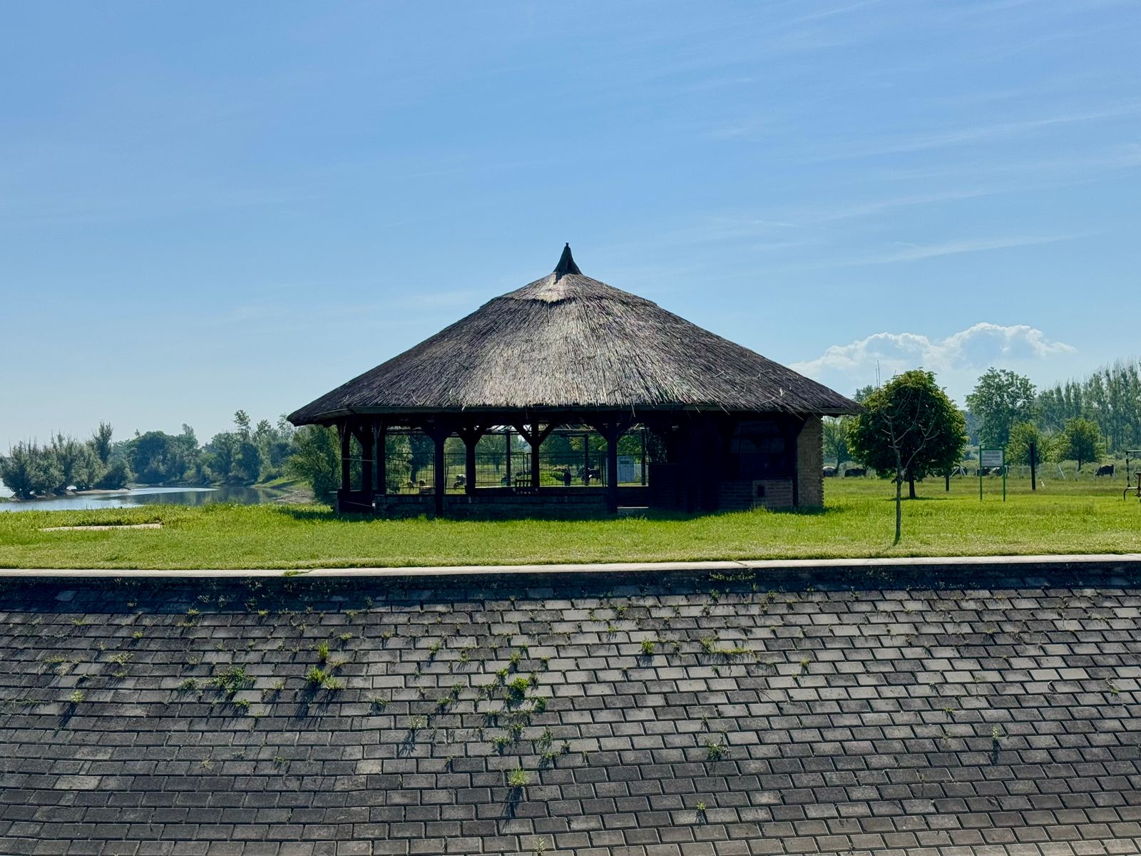 Natkriveni paviljon koji može poslužiti kao zona hlada