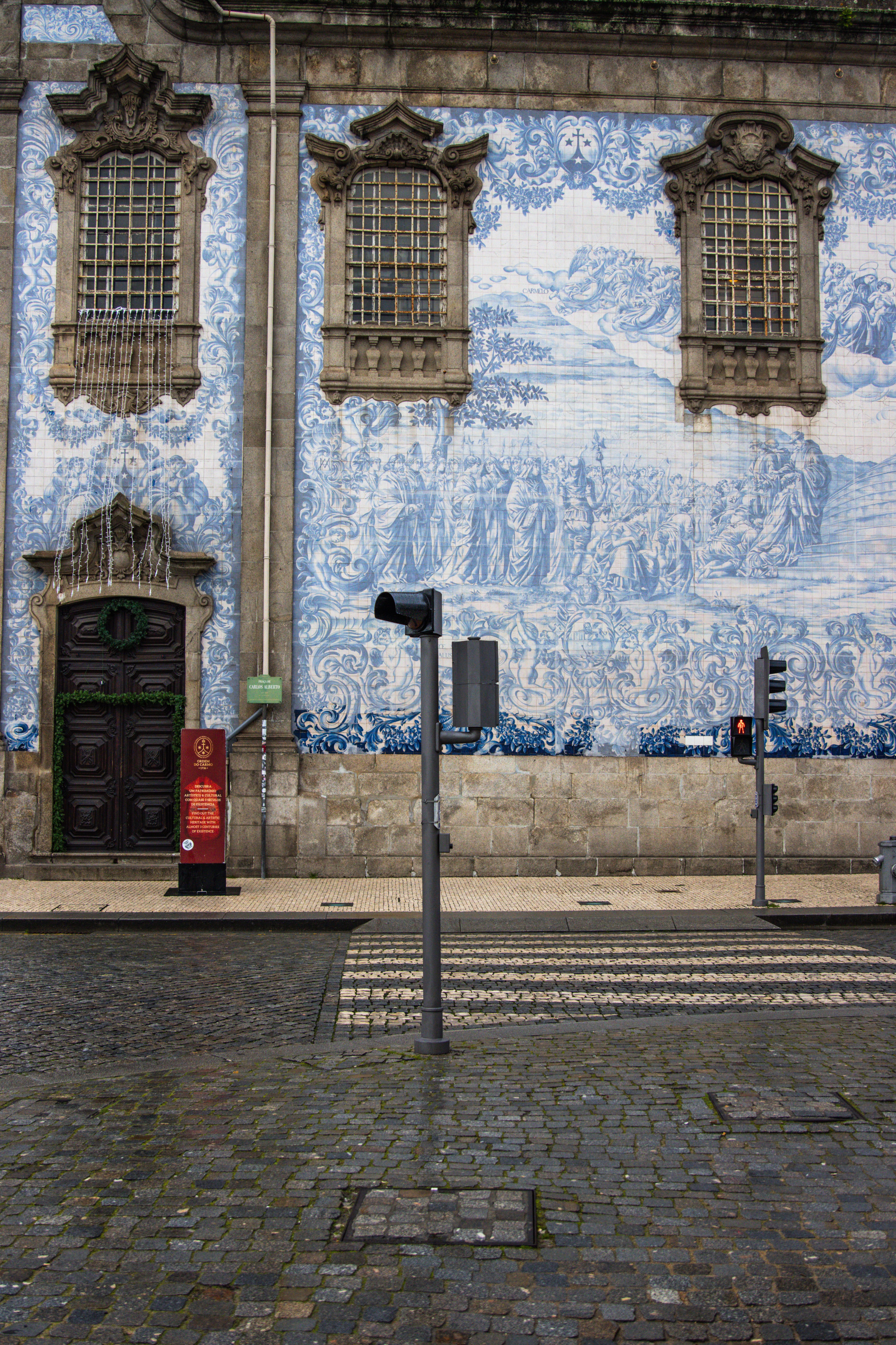 Fotomural Fachada intrincada de azulejos azules de una iglesia histórica en Oporto, Portugal, que muestra la arquitectura portuguesa icónica.