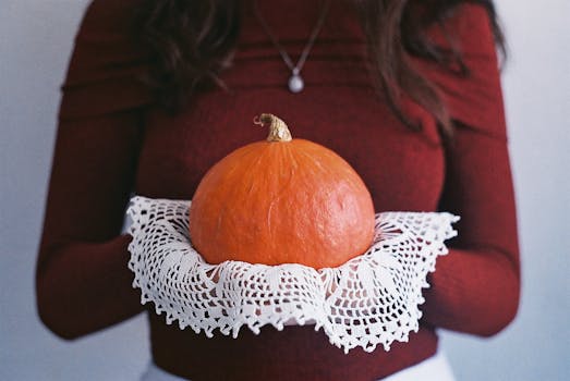 一位女士手持一个以秋天为主题的蕾丝南瓜