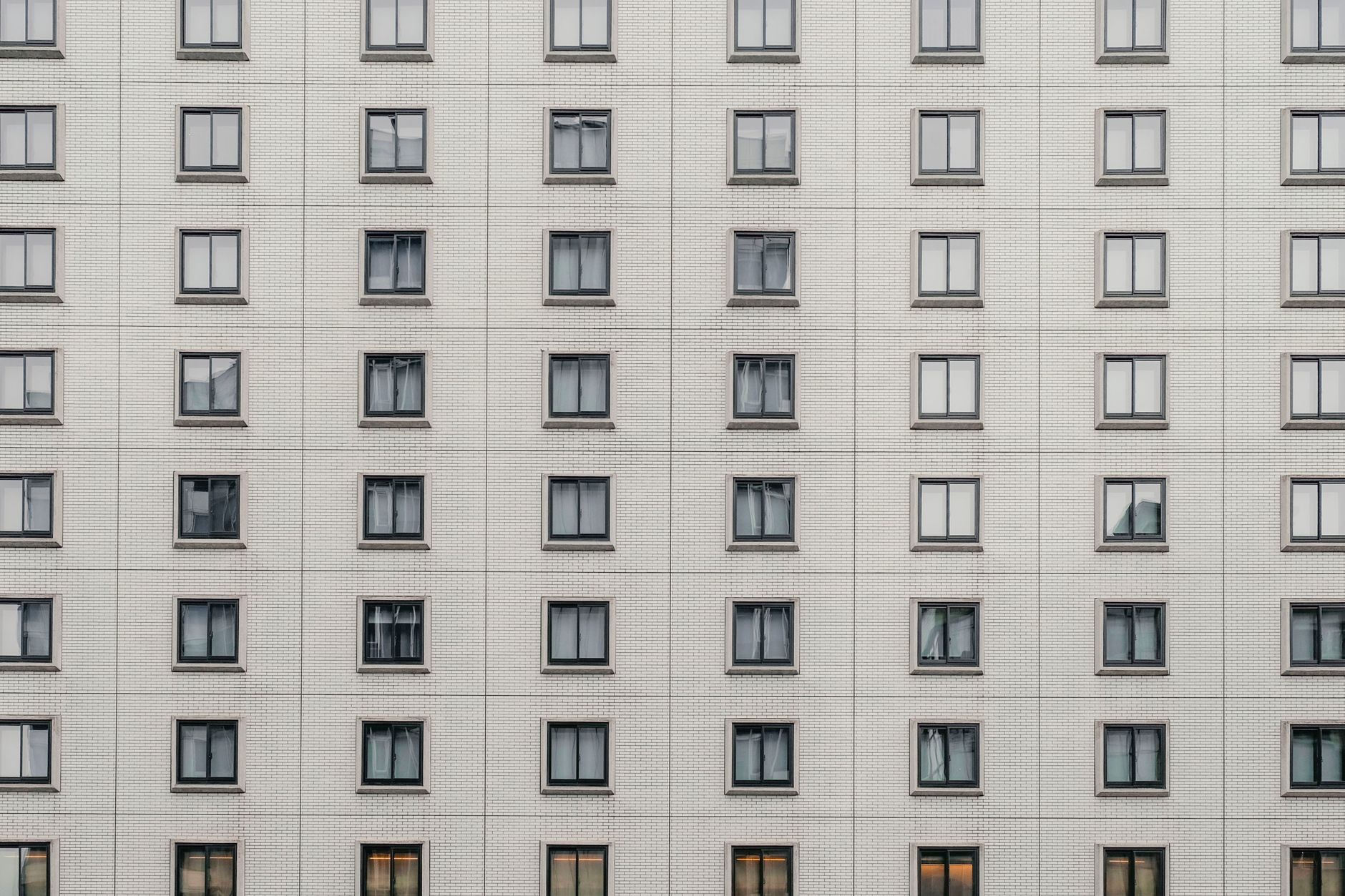Estonya'da bir apartman binasının cephesi