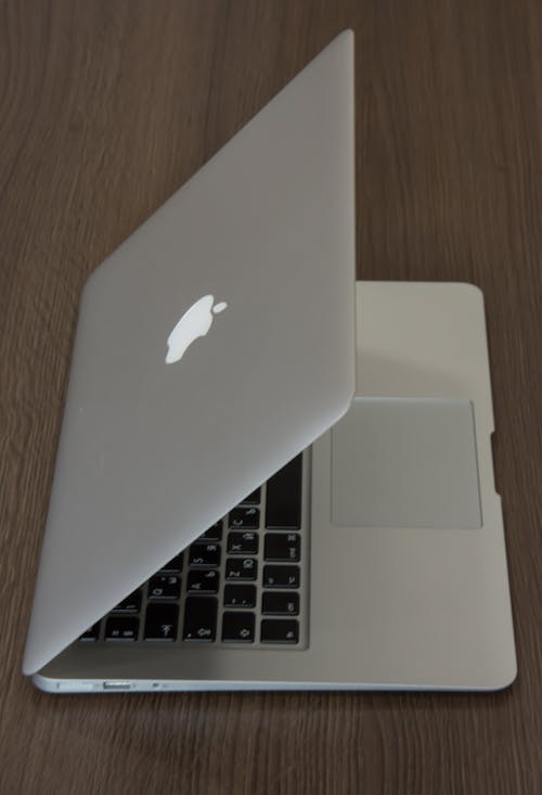 免费 棕色表面上的银色macbook 素材图片