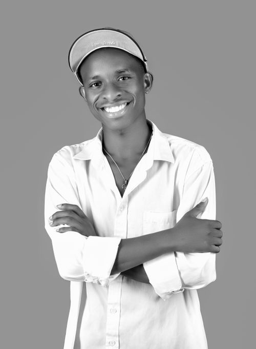 Free Casual portrait of a smiling man wearing a white shirt and a cap in black and white. Stock Photo