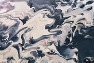 优雅的抽象大理石艺术通过蓝色和米色的旋转图案，展现了创意流体设计