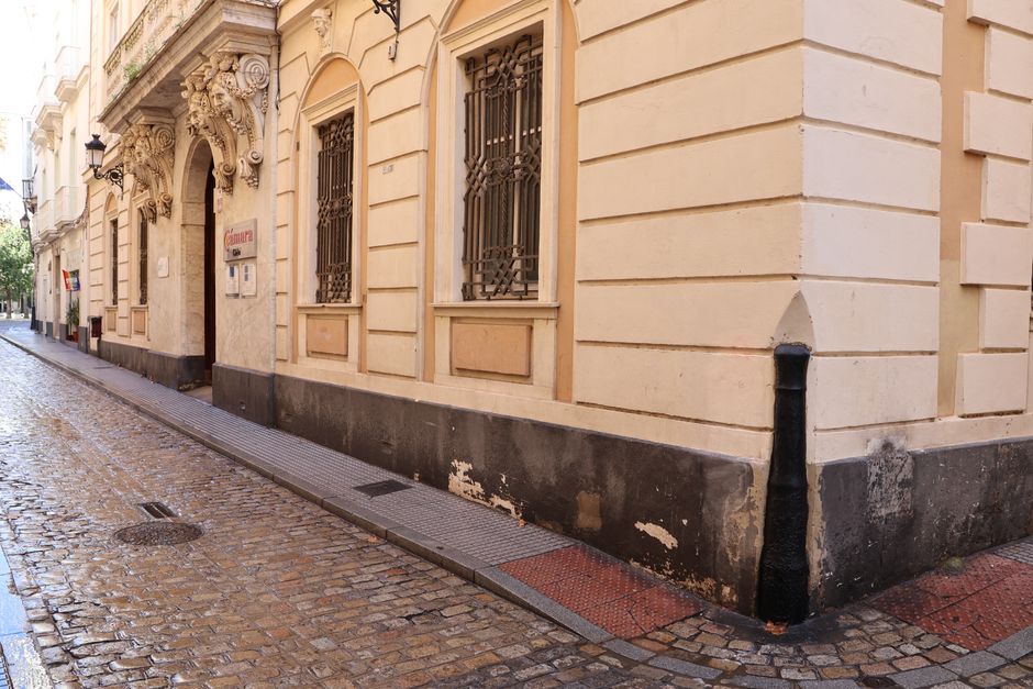 Un pintoresco rincón de la calle Cádiz, que muestra la arquitectura histórica bajo la luz del día.