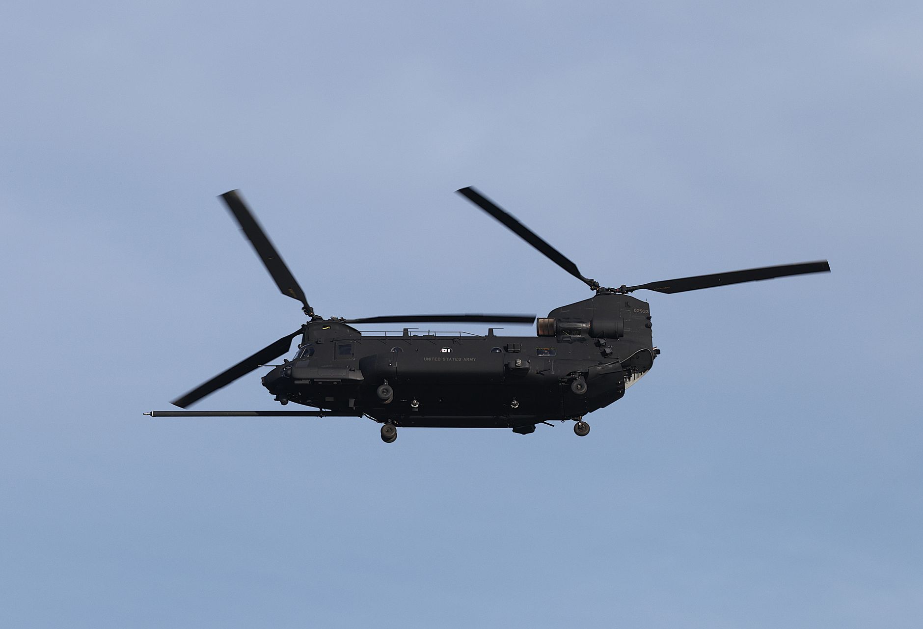 Hollanda'ya ait Chinook helikopteri orman yangınını söndürüyor