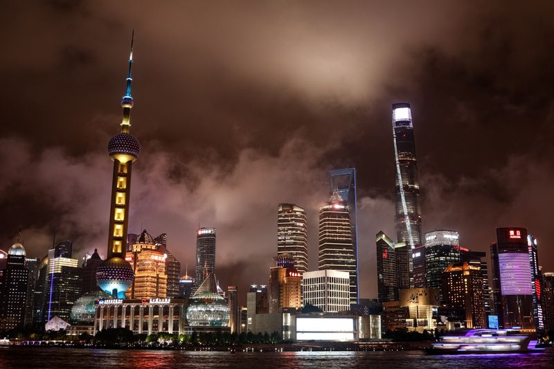 夜幕下的上海天际线,灯光璀璨的游轮映入眼帘。 · 免费素材图片