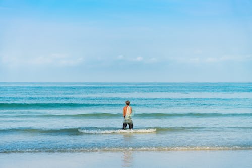 무료 해변에 서있는 남자 스톡 사진