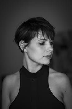 一幅黑白艺术肖像中的女子，表情平静，尽显优雅
