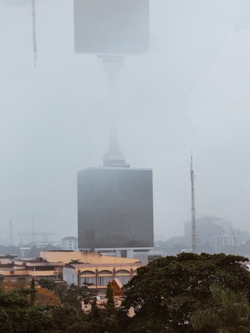 Foto profissional grátis de buiding, de cabeça para baixo, enevoado