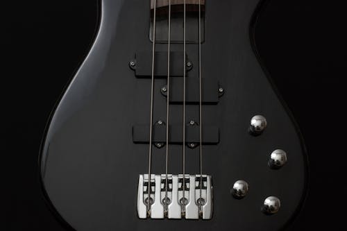 бесплатная черная 4 струнная гитара Стоковое фото